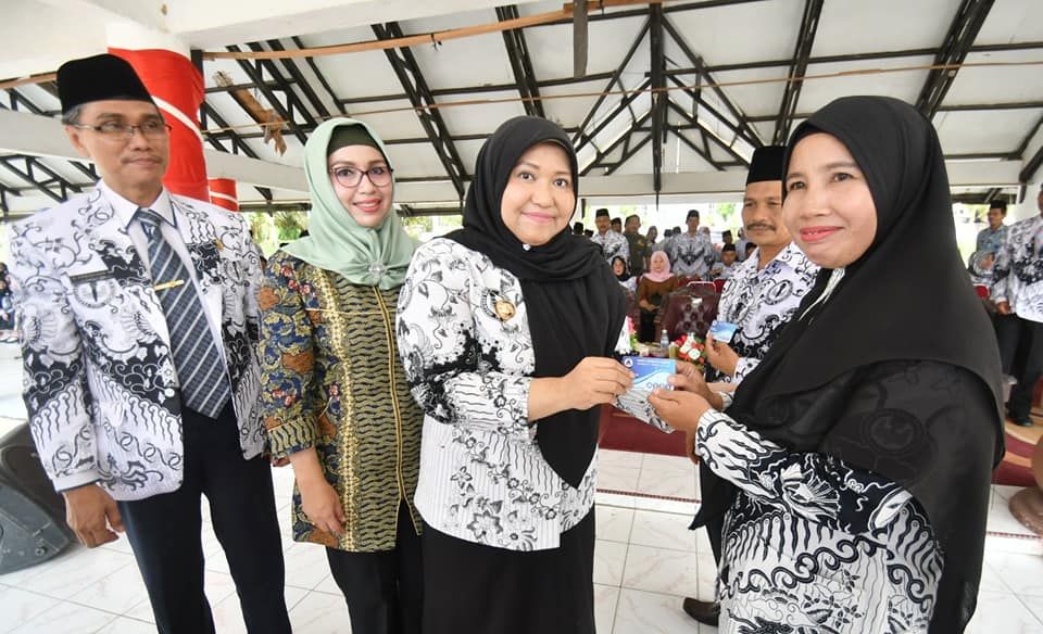 Bupati Masnah Memberikan Reword Pada Salah Seornag Guru