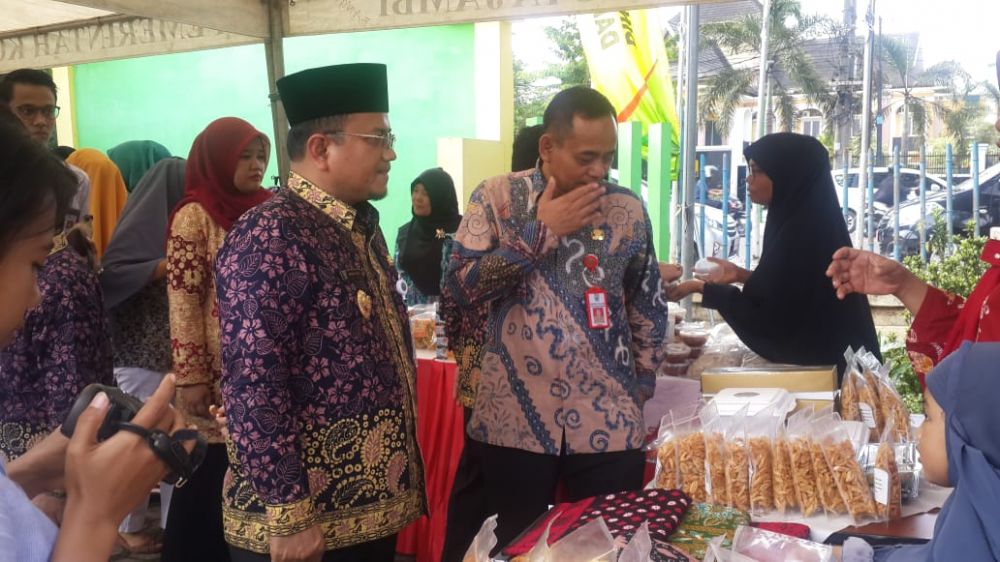 Maulana Melihat Salah Satu Stand