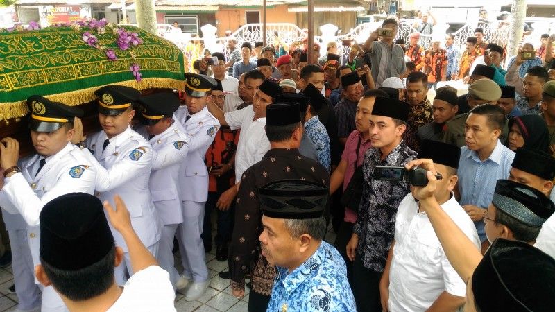 Zola Saat Saat di Pemakanan Ayahnya Zulkifli Nurdin dengan Pengawal Intel KPK