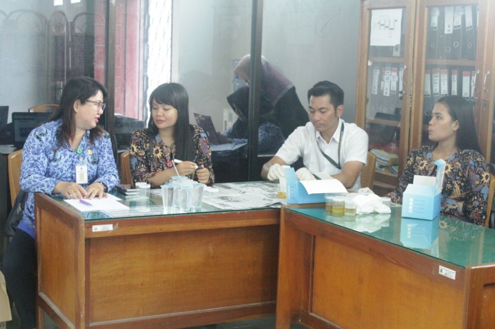 ASN Tanjabarat Melakukan Tes Urine