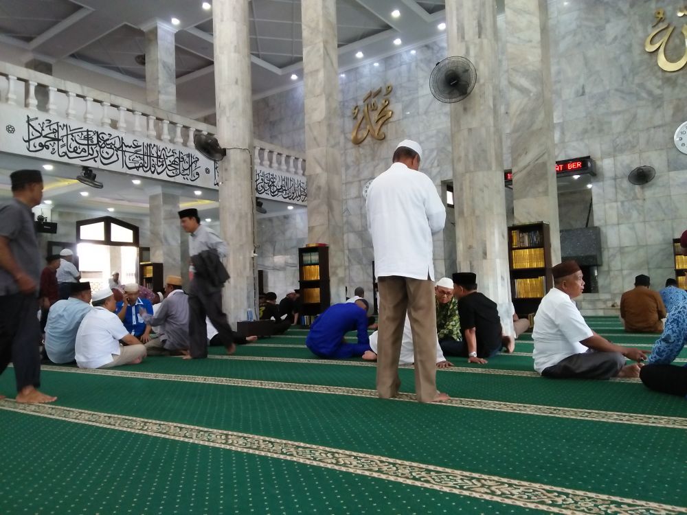 Warga yang menuggu jenazah Zulkifli Nurdin
