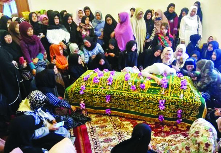 Ratu Muwaroh Memeluk Peti Jenazah Sang Suami