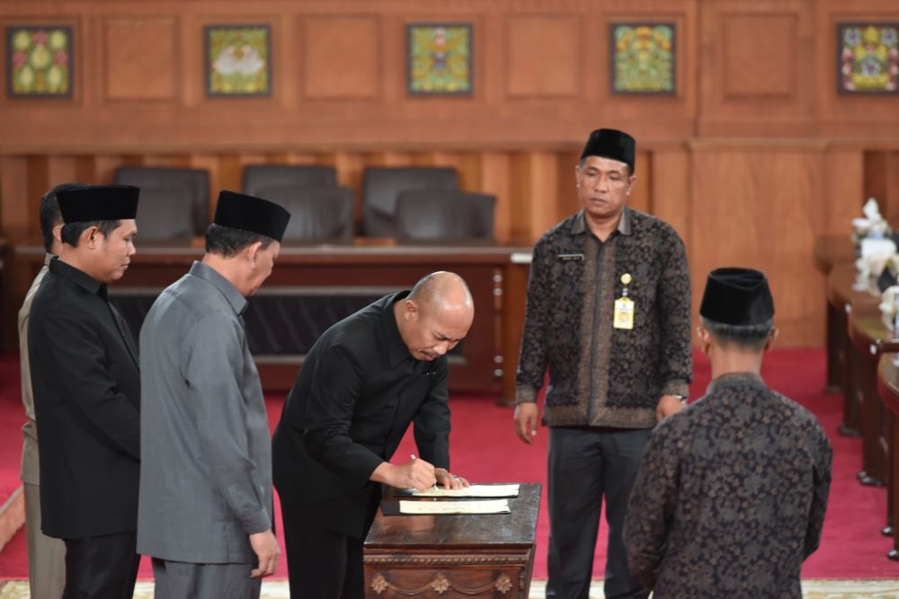 Penandatanganan persetujuan Ranperda inisiatif DPRD tentang Pengembangan dan Pemberdayaan Tenaga Kesehatan antara pimpinan DPRD dan Pemprov Jambi
