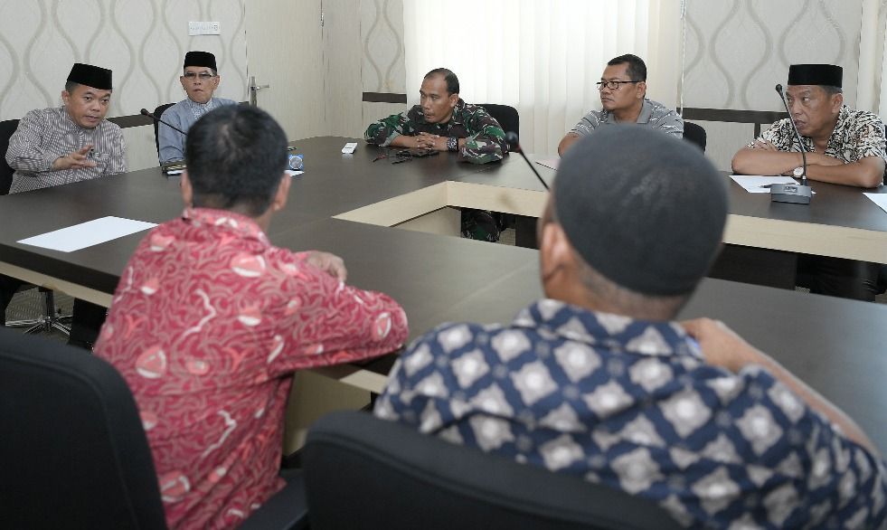 Bupati Merangin H Al Haris Saat Memberikan Pengarahan Kepada Para Kades di Muara Siau  yang dipanggil
