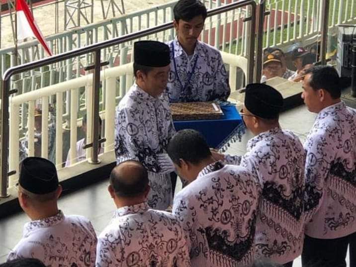 H Cek Endra Ketika Menerima Penghargaan Dwija Praja Nugraha dari Presiden RI