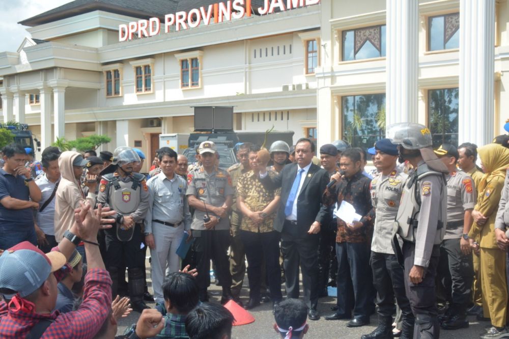 Mahasiswa di temui Ketua DPRD Provinsi Jambi