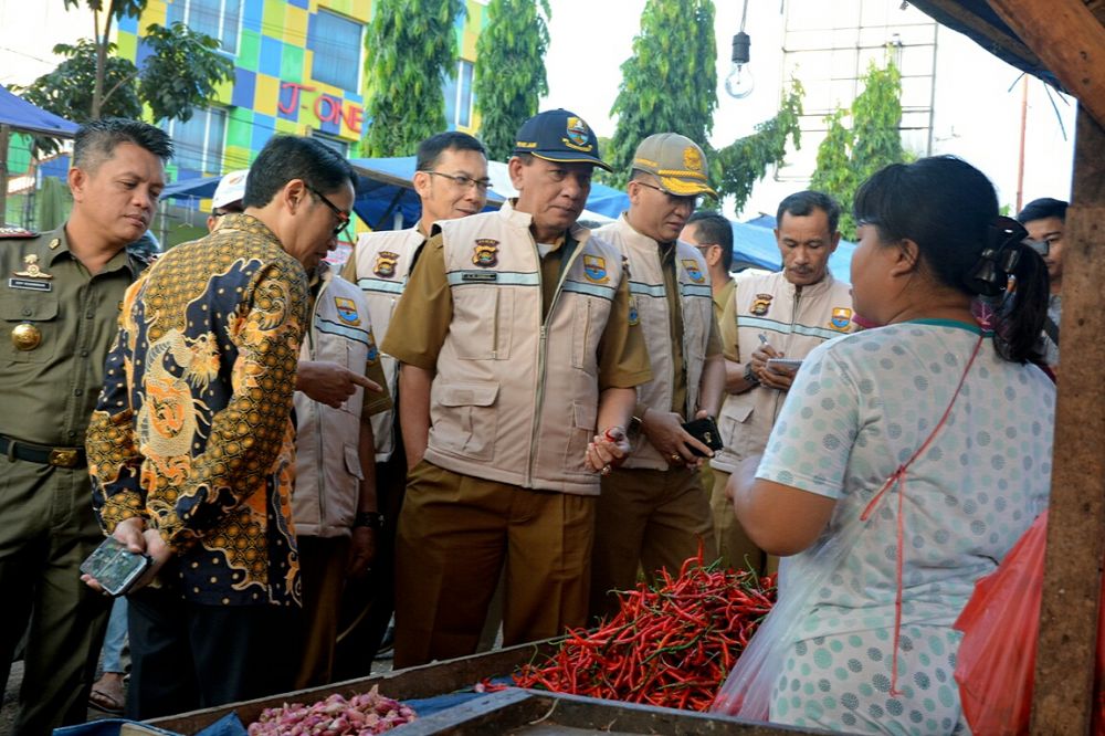 Tim Satgas Pangan yang dipimpin Langsung Sekda M Dianto Tinjau Beberapa Kios dipasar Angso Duo Cek Harga Sembako Jelang Lebaran