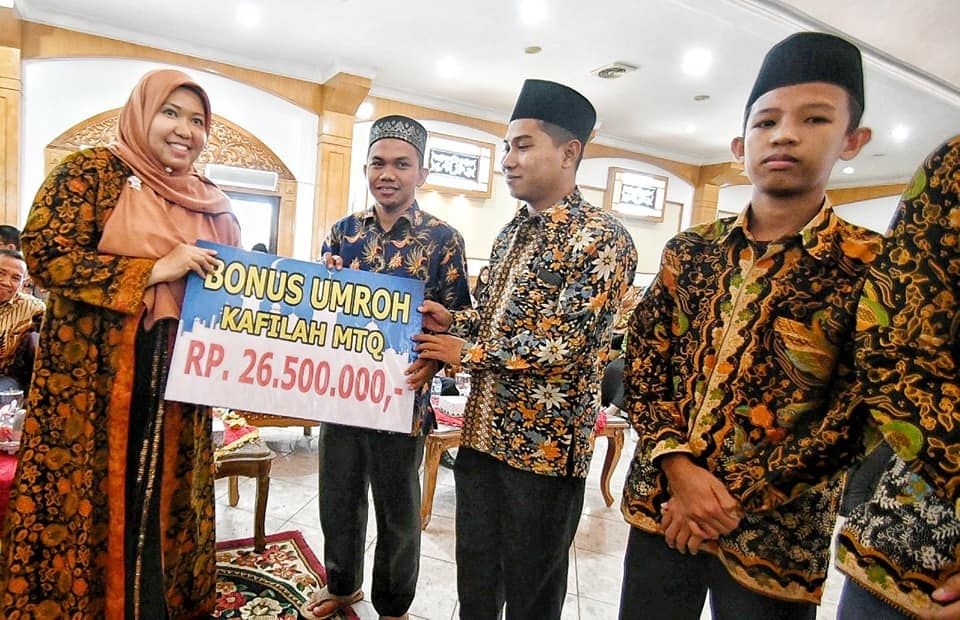 Bupati Memberikan Bonus Umroh Untuk Pemenang MTQ Tingkat Provinsi