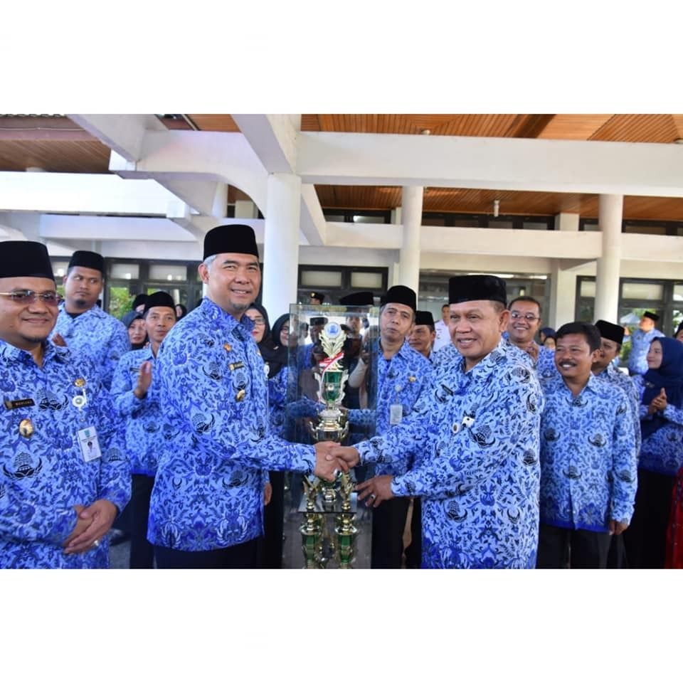 Penyerahan Hadiah Pemenang Lomba Dalam Rangak HUT Korpri