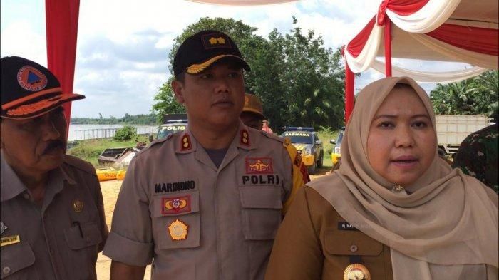 Bupati Muarojambi Memberikan Keterangan Pada Wartawan