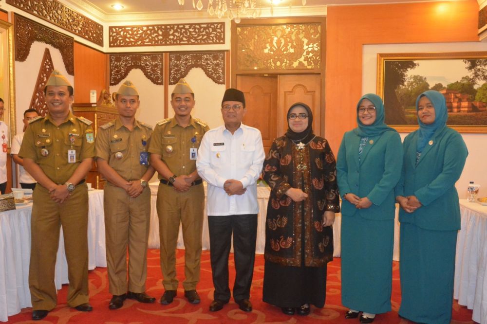 Plt Gubernur Foto Bersama dengan Kandidat Camat Teladan Tingkat Provinsi Jambi Tahun 2018