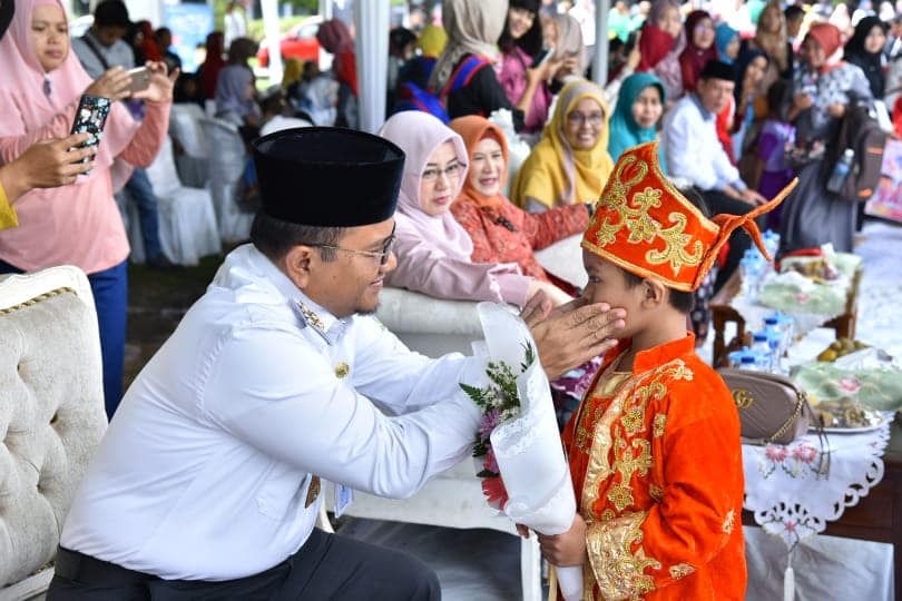 Maulana Menyapa Salah Seorang Anak Pada Acara Gebyar PAUD Kota Jambi
