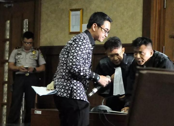 Zola Saat Konsultasi Dengan Pengacara