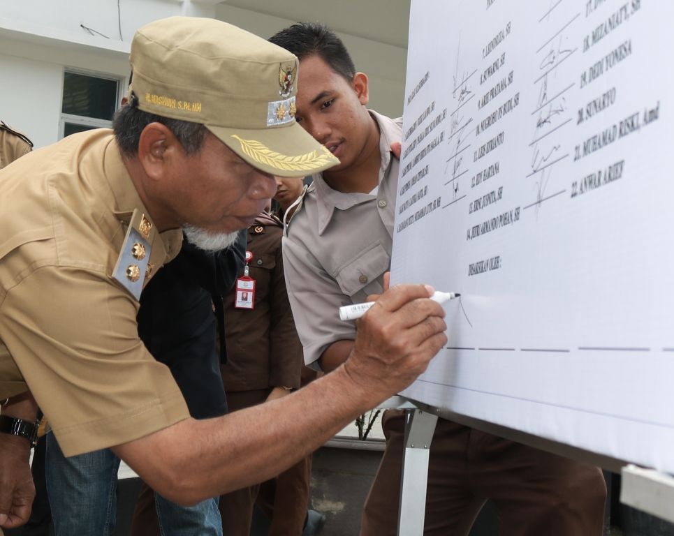 Wabup Merangin H Mashuri Ketika Menandatangani Komitmen Anti Korupsi