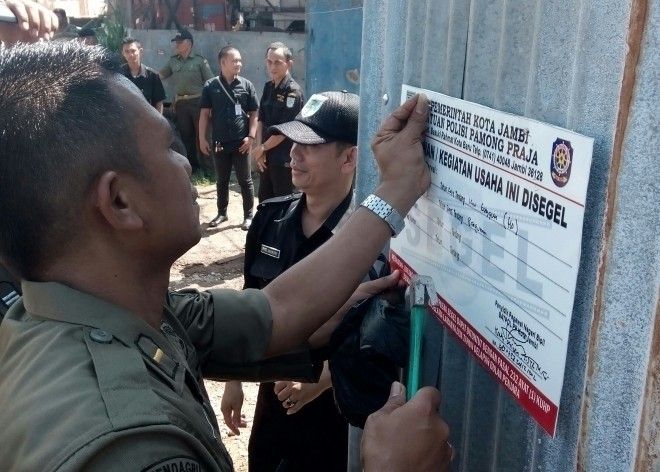 Penyegelan Gudang Tak Berizin