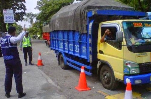 Dishub Melakukan Razia Truk