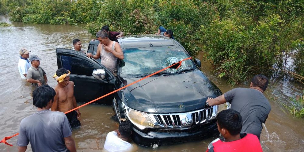 Jalanya evakuasi mobil triton yang hanyut kemarin