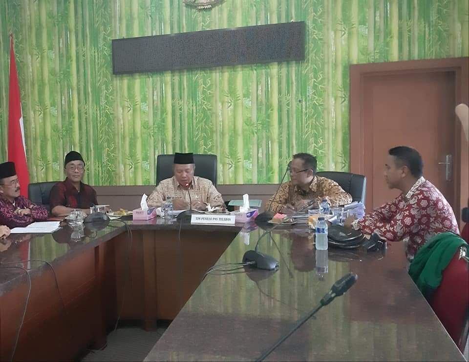Tim penilai PNS teladan yang sedang menguji kompetensi perwakilan PNS yang terbaik di OPD
