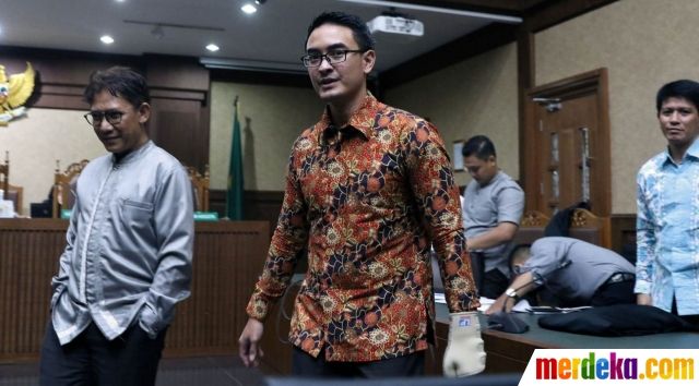Zumi Zola Ketika Menjalani Sidang