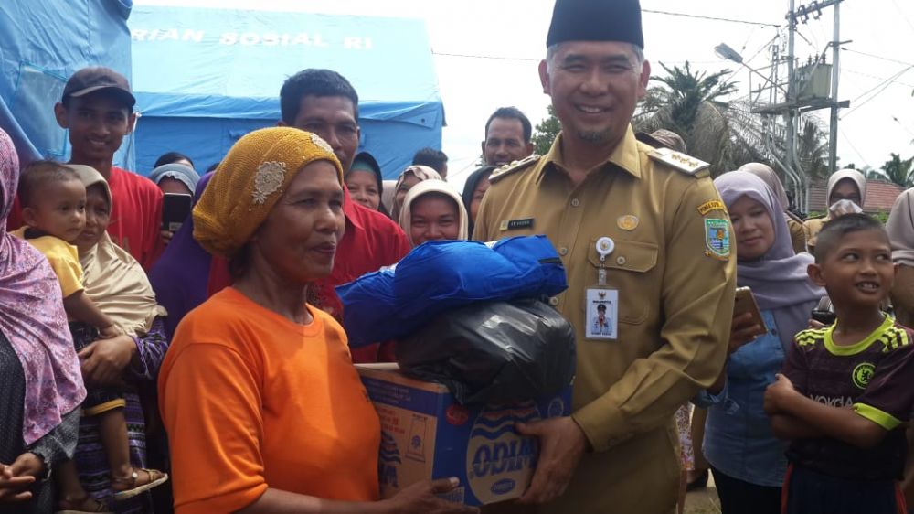 Walikota Menyerahkan Bantuan Banjir