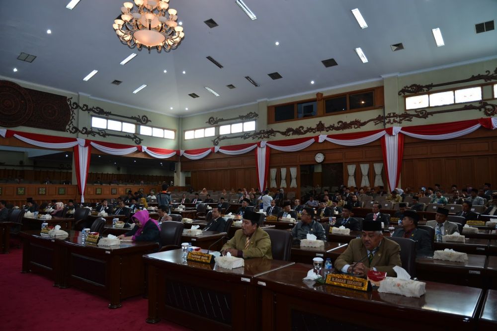 KPK Memastikan Akan Mengusut Pimpinan dan  53 Anggota Dewan Provinsi Jambi Terkait Kasus Gratifikasi Zumi Zola. Foto Anggota DPRD Provinsi Jambi Melaksanakan Rapat Paripurna