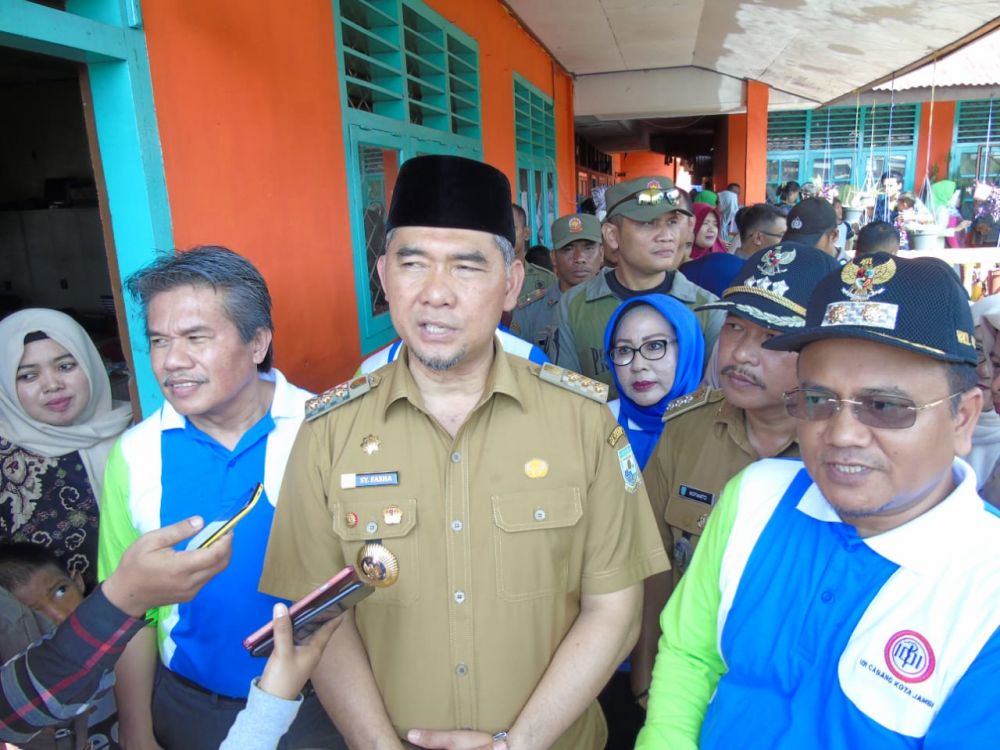 Walikota Memberi Keterangan Pada Wartawan
