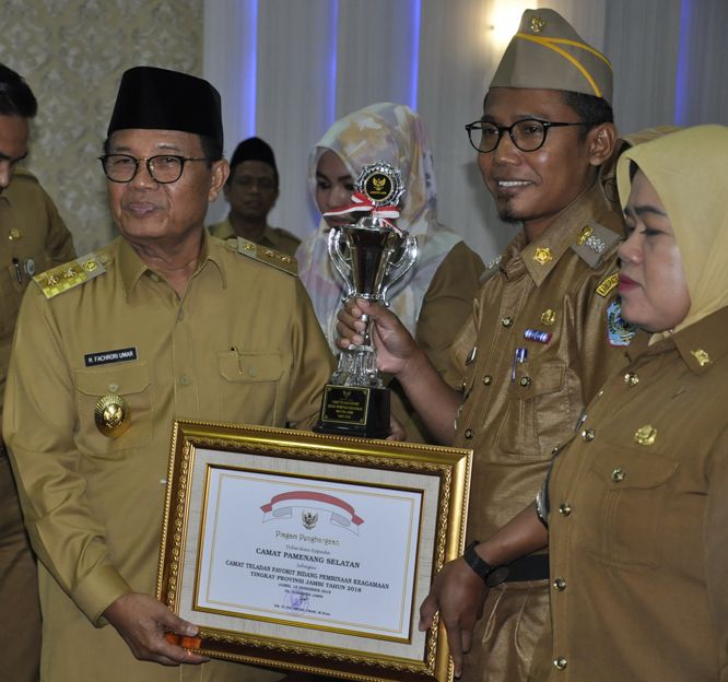 Fahrori Menyerahkan Piagam
