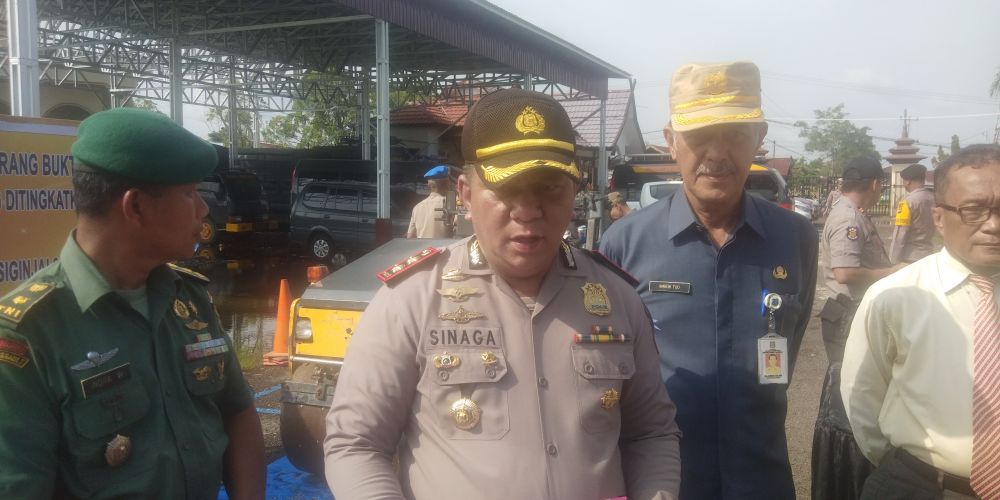 Sekda Bersama Kapolres Tanjab Barat AKBP A.D.G Sinaga Saat Bertemu dengan Awak Media