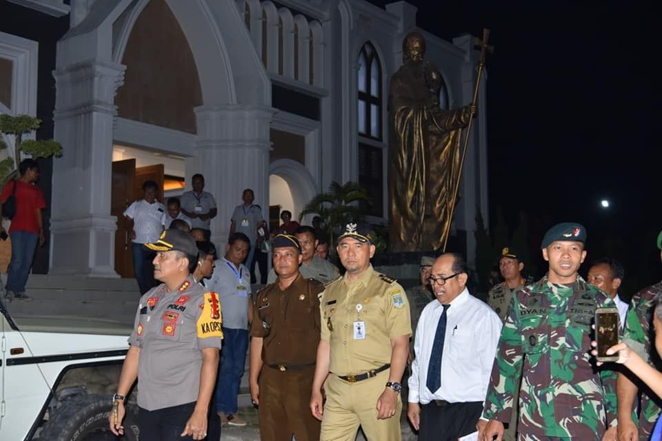 Walikota, Kapolresta dan Satpol PP Kota Jambi saat melakukan kunjungan ke bebeapa gereja guna memantau kesiapan dan keamanan pada perayaan natal 2018