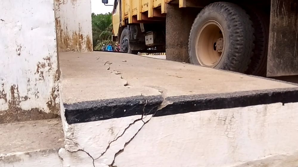 Jembatan  Sungai Sambiyo Desa Talang Datar (Unit VI) Kecamatan Bahar Utara Baru Sebulan digunakan Sudah Retak
