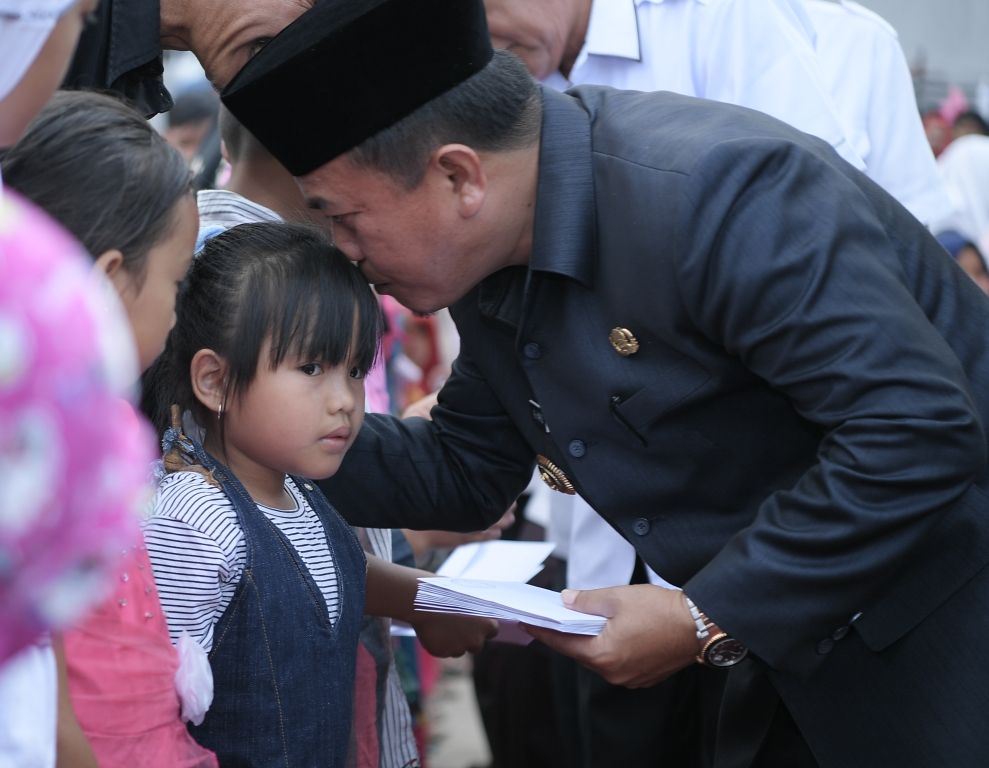 Bupati Al Haris Saat Menyantuni Anak Yatim