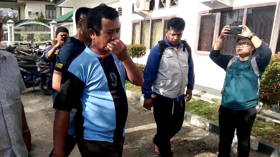YS ketika digiring ke Kantor Kejari Muarojambi