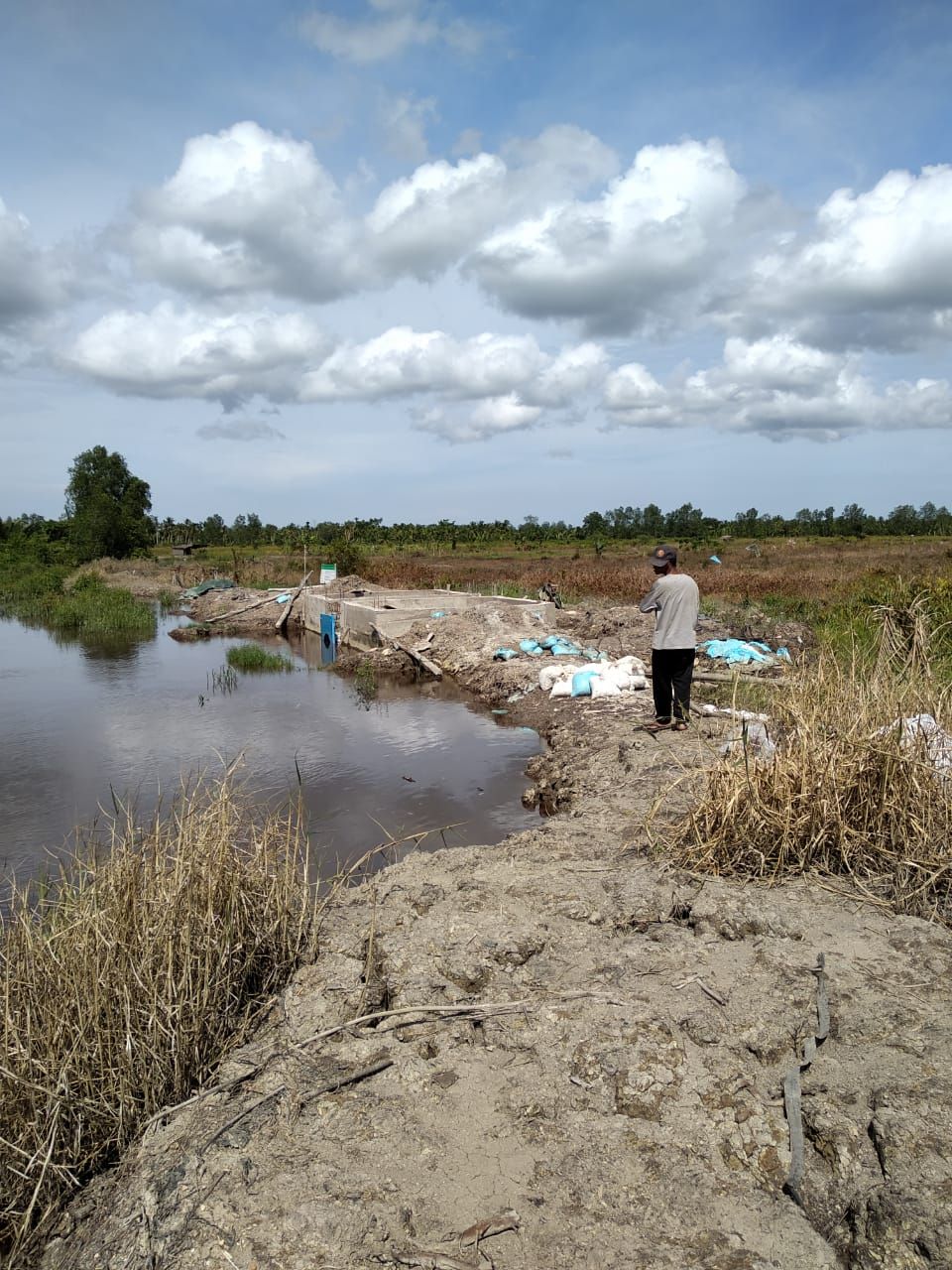 Pekerjaan Tanggul di Tanjung Pasir yang diduga Tak Sesuai Spek