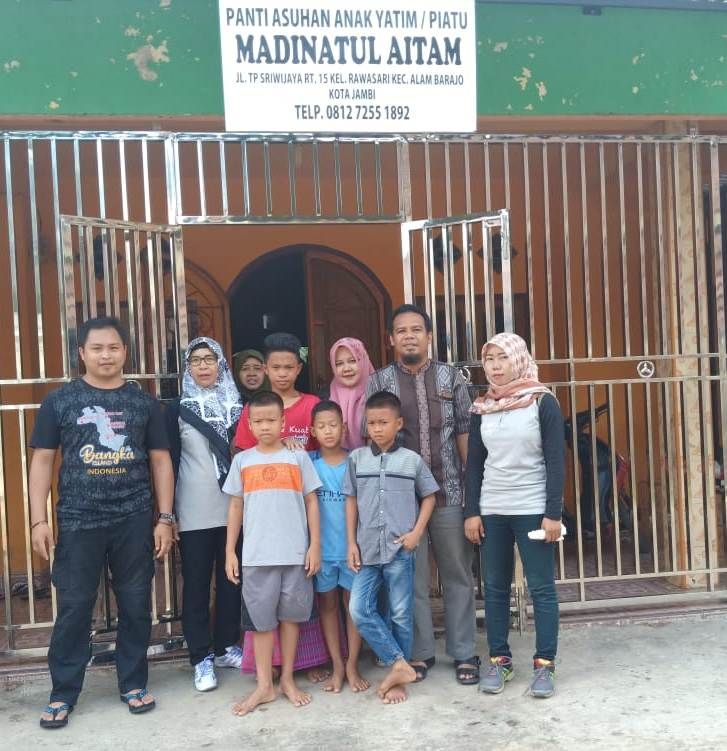Karyawan Harian Jambi Star menyambangi salah satu Panti Asuhan anak yatim piatu Madinatul Aitam, di Jalan TP Sriwijaya RT 15 Kelurahan Rawasari, Kecamatan Alam Barajo Kota Jambi.