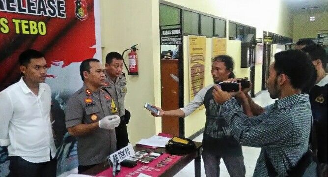 Kapolres Tebo memberikan keterangan pada wartawan
