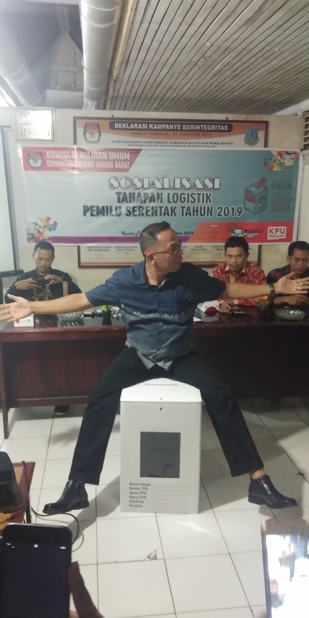 Anggota KPU Tanjabarat memperagakan ketahana Kotak Suara
