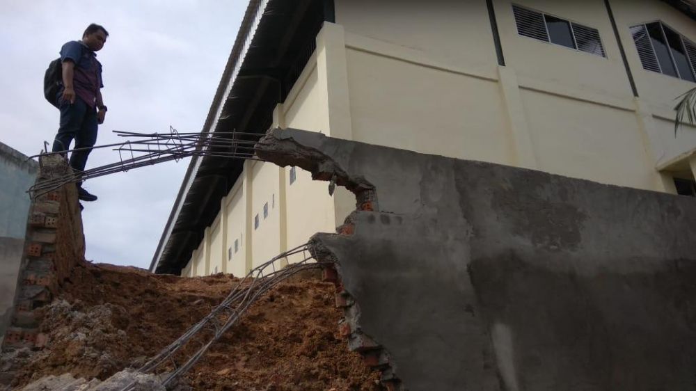 Turap Pasar Kramat Tinggi yang Jebol