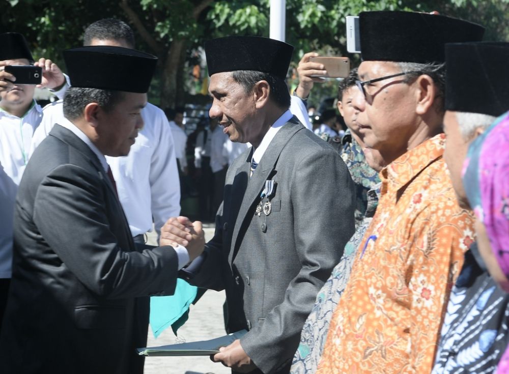 Bupati Merangin H Al Haris Saat Memberikan Sertifikat Hibah Tanah Milik Pemerintah Daerah ke Kepala Kantor Kementerian Agama Kabupaten Merangin