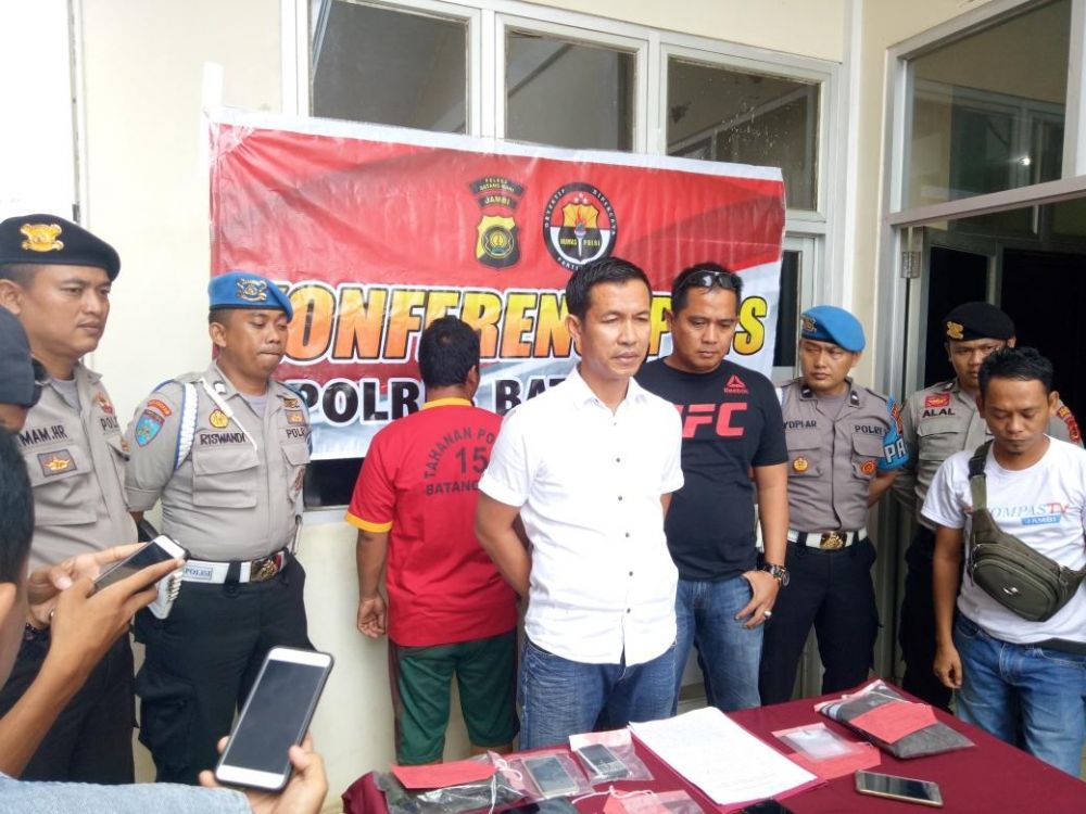Polisi Menunjukan Barang Bukti Narkoba dan Pemgunanya