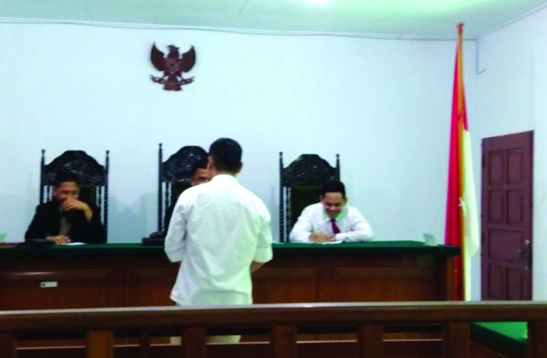 Warga yang membuang sampah sembarangan menjalani sidang