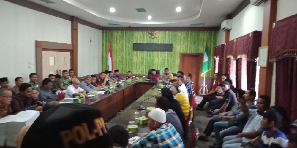 Suasana mediasi antara masyarakat Mandi Angin dengan PT AAS