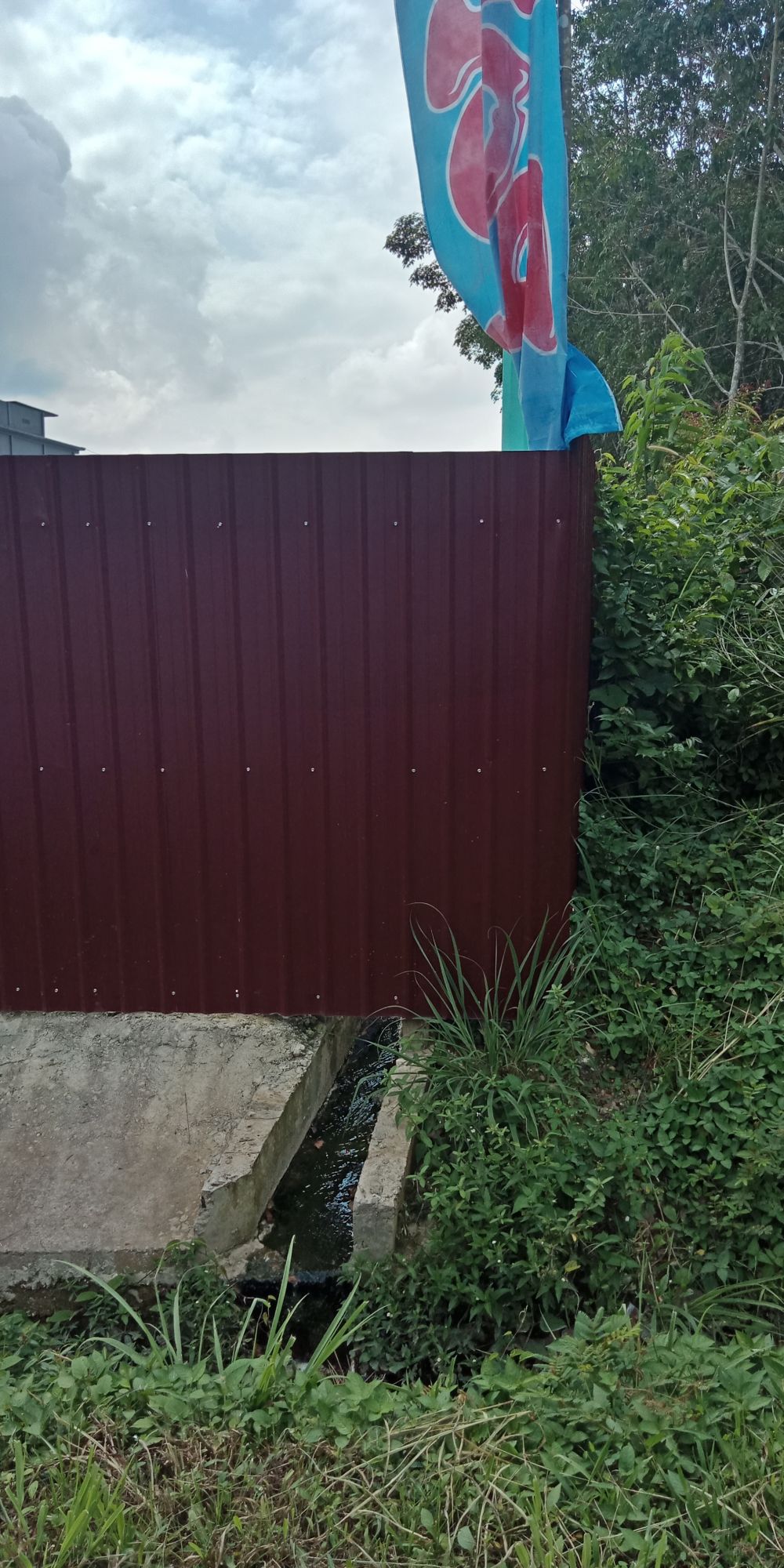 Saluran Air dari Wahana Waterboom Sampai ke Parit Pinggir Jalan Lintas
