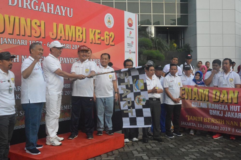 Sekda melepas Senam dan Gerak Jalan Sehat  bersama BMKJ se- Jabodetabek