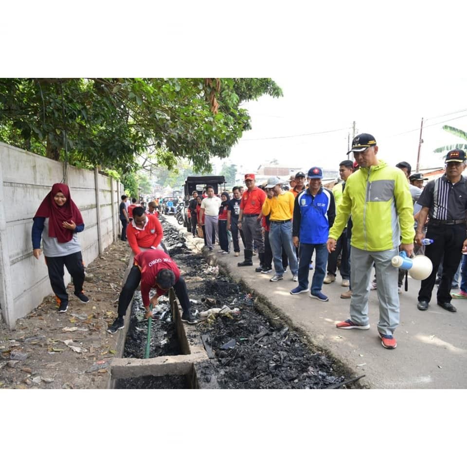 Walikota Jambi Saat Turun Langsung dalam Kegiatan Pembersihan Lokasi Eks Pasar Talang Banjar