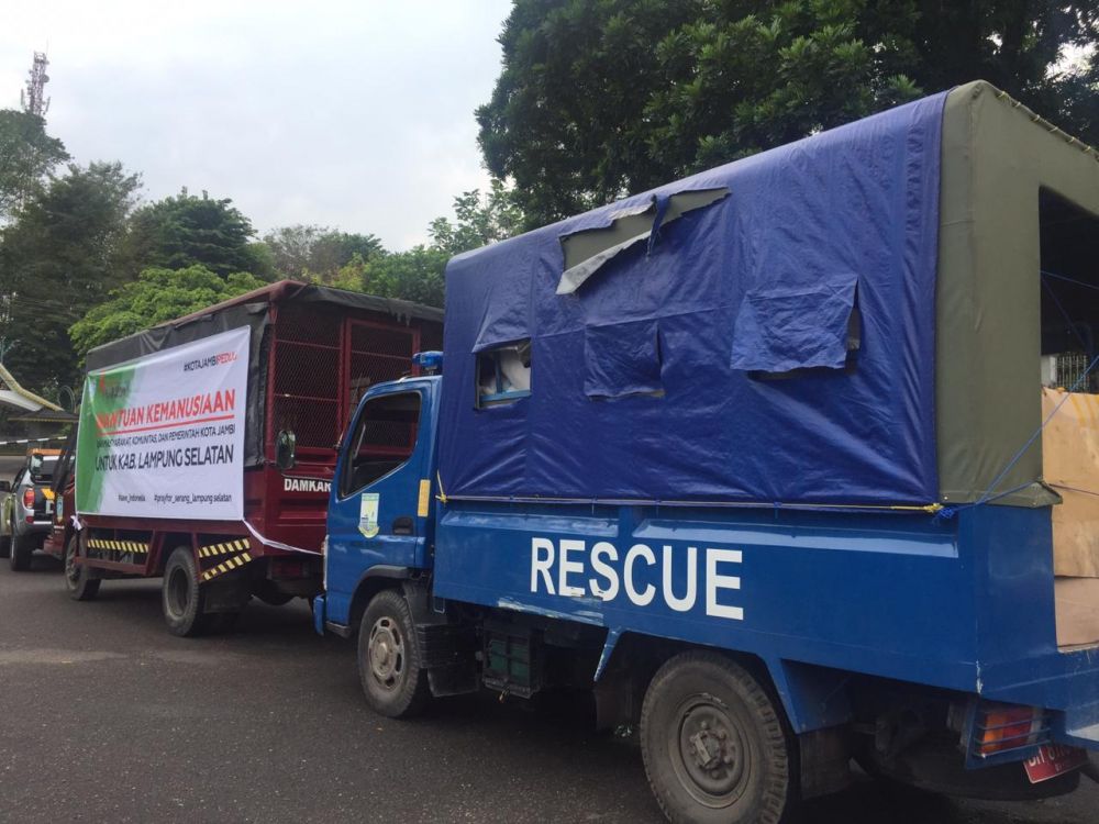 Mobil Truk yang Mengangkut Bantuan untuk Korban Tsunami di Selat Sunda dan Lampung Selatan