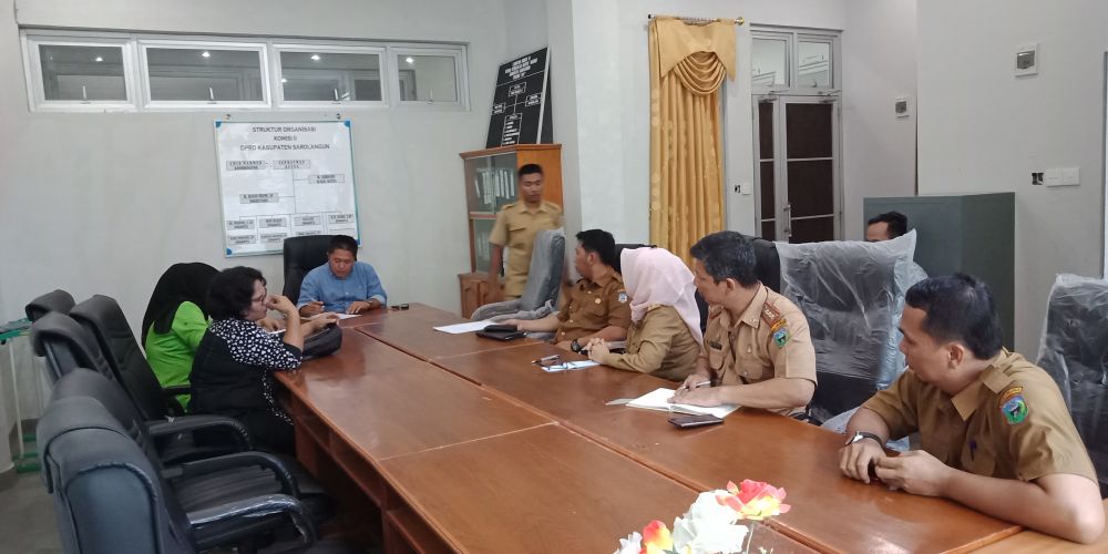 Suasana hearing Komisi II DPRD Sarolangun dengan Dinas Lingkungan Hidup