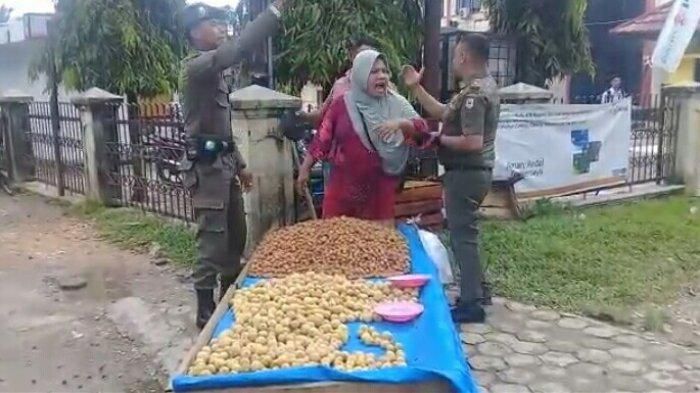 Pedagang Hendak memukul Pol PP Sarolangun ketika di razia