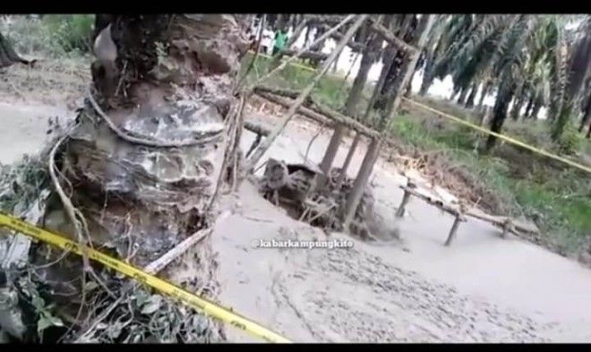 Semburan Lumpur dari Tambang Minyak di Unit 7, Desa Bukit Subur, Kecamatan Bahar Selatan