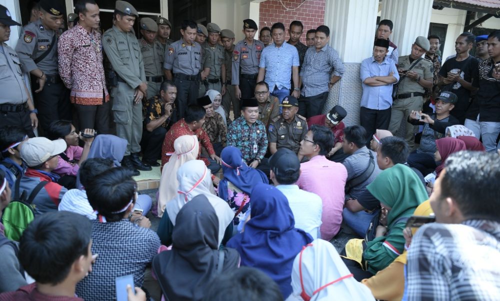 Bupati Merangin H Al Haris berama para pejabat asal Tabir tengah berdialog dengan para mahasiswa (PMT) di teras Kantor Bupati Merangin
