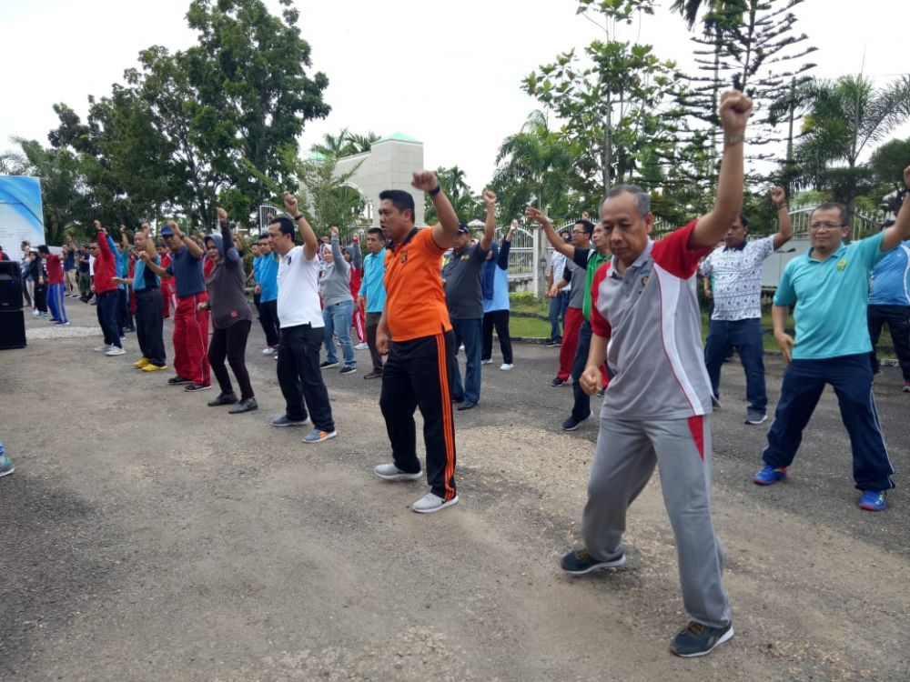 Wabup, Sekda dan Kejari Senam bersama di halaman kantor Kejari Sengeti.